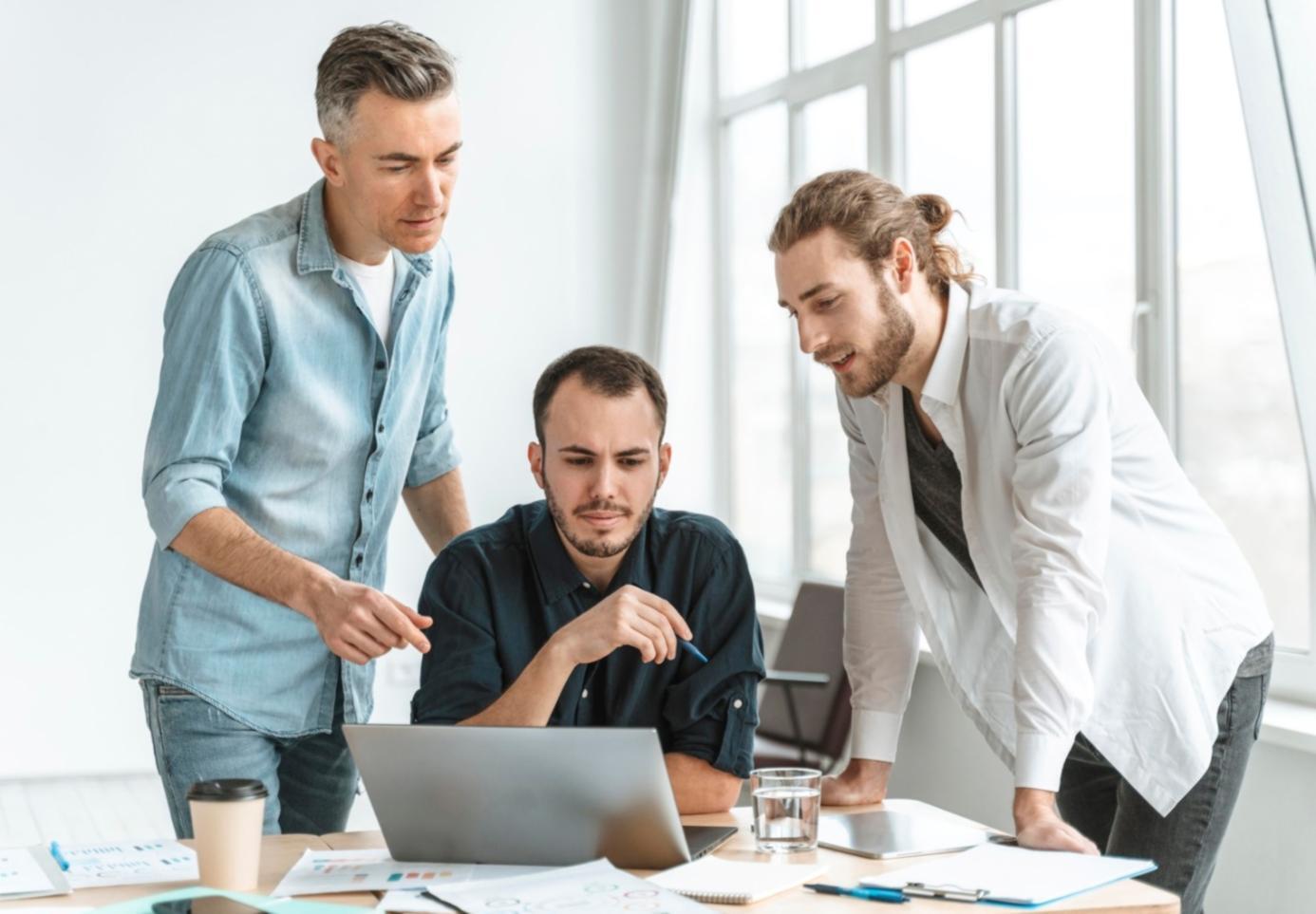 Professionelle Budgetberatung im kemarolifen-Büro mit modernen Analysewerkzeugen